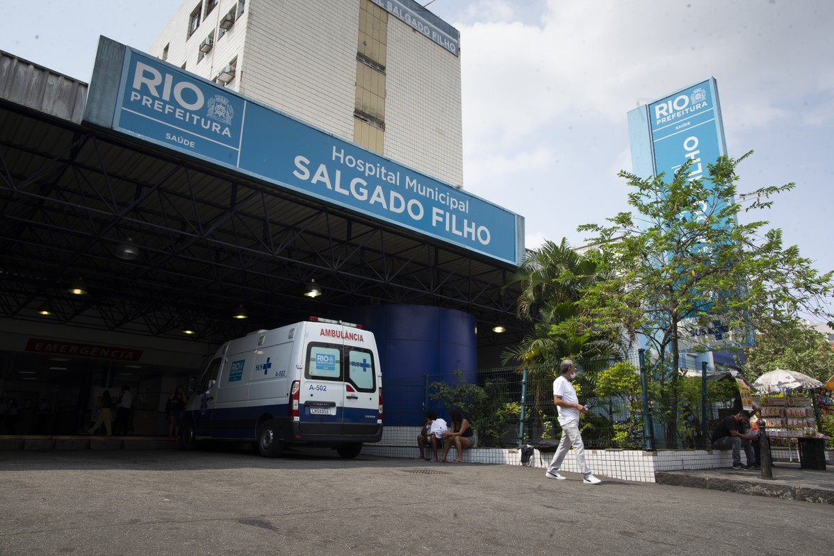 Mulher em estado grave após ser baleada na cabeça durante assalto em restaurante