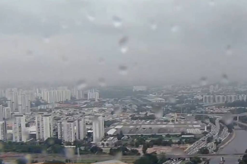 Chuva deixa a cidade de São Paulo totalmente encoberta nesta sexta; previsão indica possibilidade de temporal nas próximas horas (Foto: Reprodução/TV Record)