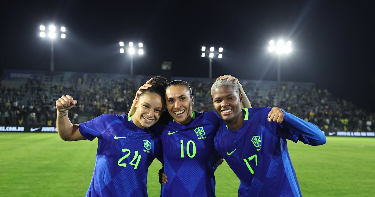 Dudinha e Marta representam extremos em idade na seleção feminina. (Foto: Rebeca Reis/CBF)