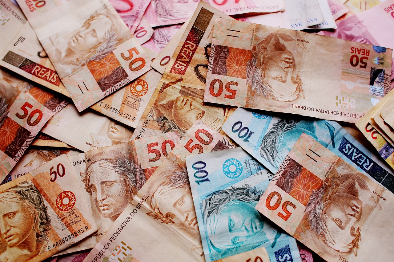 Brasil divulga dados econômicos e Lula participa de lançamento de programa de saúde