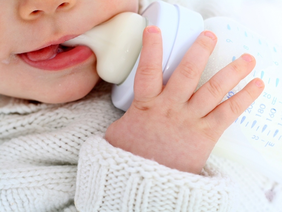 Bebê tomando leite de mamadeira (Foto: iStock)