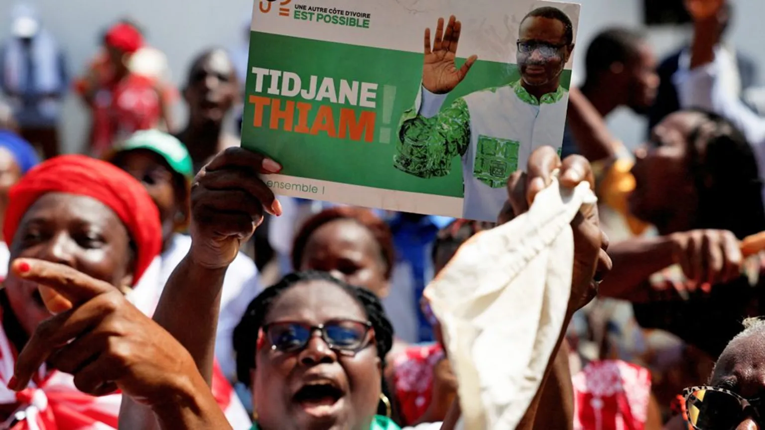 Presidente Ouattara parabeniza o francês-ivoriano Sébastien Haller após ele marcar o gol que garantiu o título da Copa Africana de Nações para a Costa do Marfim no ano passado (Foto: Reuters)