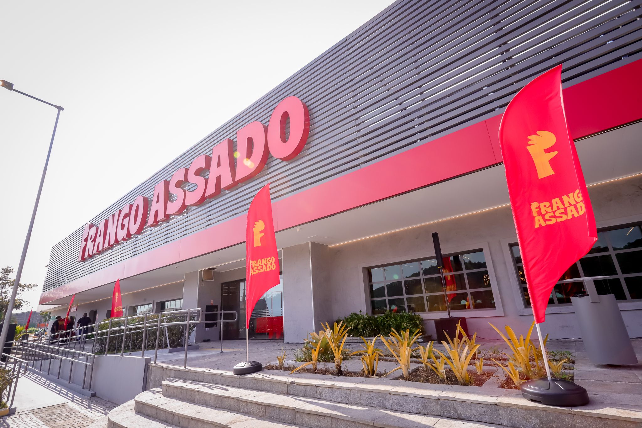 Loja do Frango Assado em Guararema, a 23ª unidade da rede, que faturou R$ 637,4 milhões em 2024 (Foto: Reprodução das redes sociais)