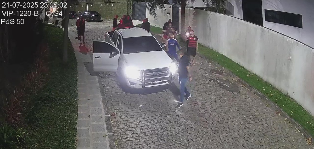 Oruam agride carro da polícia e ameaça delegado durante cumprimento de mandado