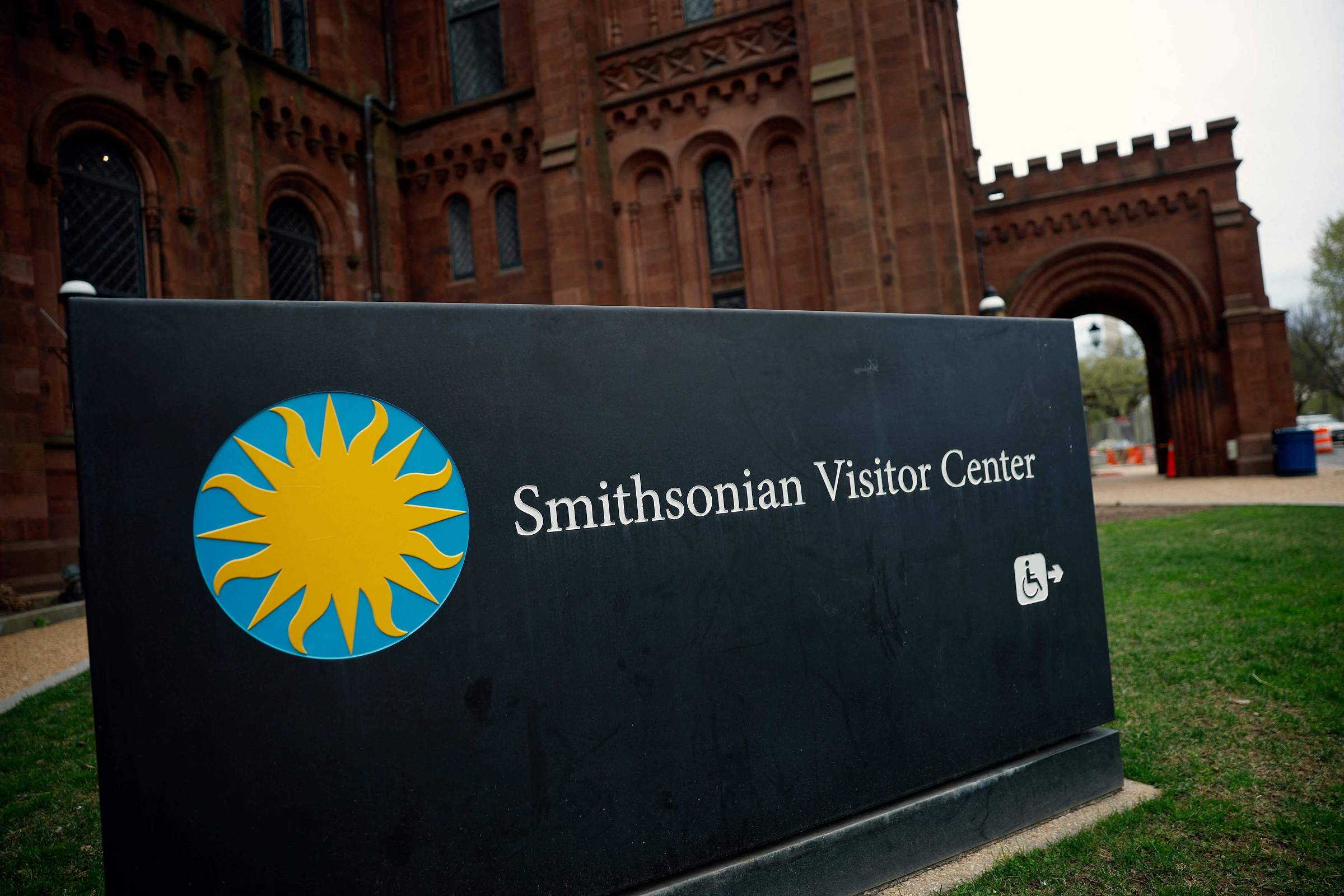 A fachada do centro de visitação do Smithsonian, em Washington, D.C. O presidente Donald Trump assinou uma ordem executiva no final de março demandando que três museus do instituto remodelassem e removessem conteúdo que fira "valores inerentemente americanos e dividam a nação americana" (Foto: Kevin Dietsch/Getty Images via AFP)