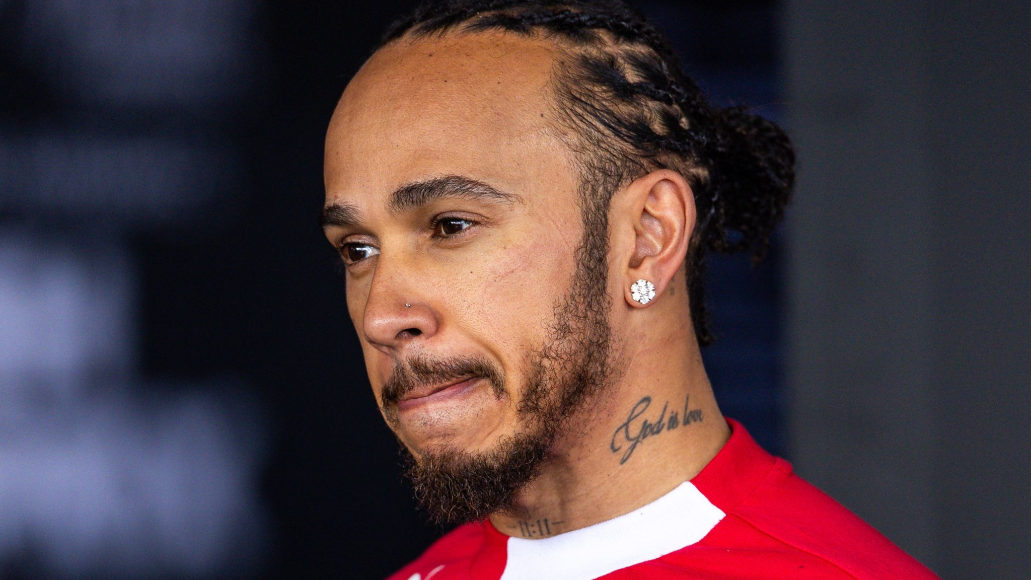 Hamilton lamenta desempenho do carro e critica chamadas da Ferrari