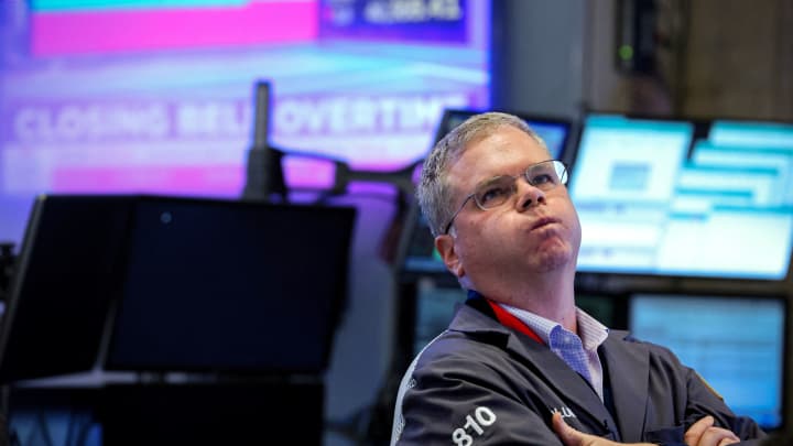 Um trader reage após o fechamento do pregão na Bolsa de Valores de Nova York em 15 de abril de 2025. (Foto: Brendan McDermid | Reuters)