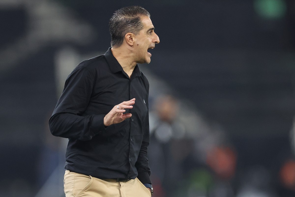 Renato Paiva em ação na vitória do Botafogo por 4 a 0 contra o Internacional (Foto: Vítor Silva)