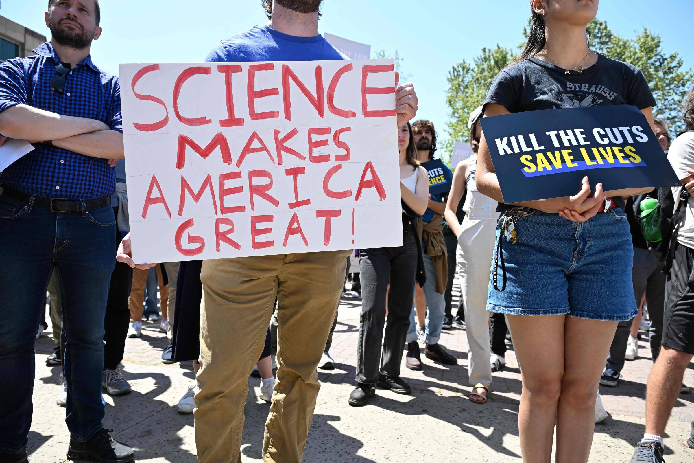 Estudantes, pesquisadores e manifestantes da Universidade da Califórnia em Los Angeles se reúnem durante o protesto "Kill the Cuts" contra os cortes de verbas do governo Trump para pesquisa, saúde e ensino superior. (Foto: Robyn Beck/AFP)