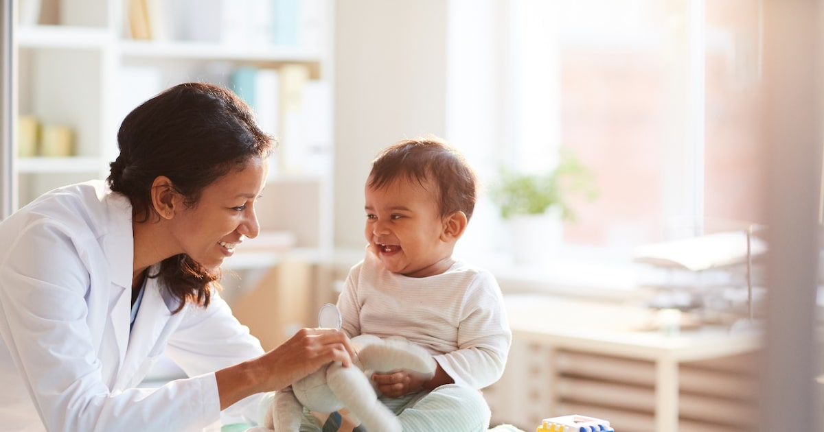 Pediatras revelam lições inesperadas após se tornarem pais na vida real