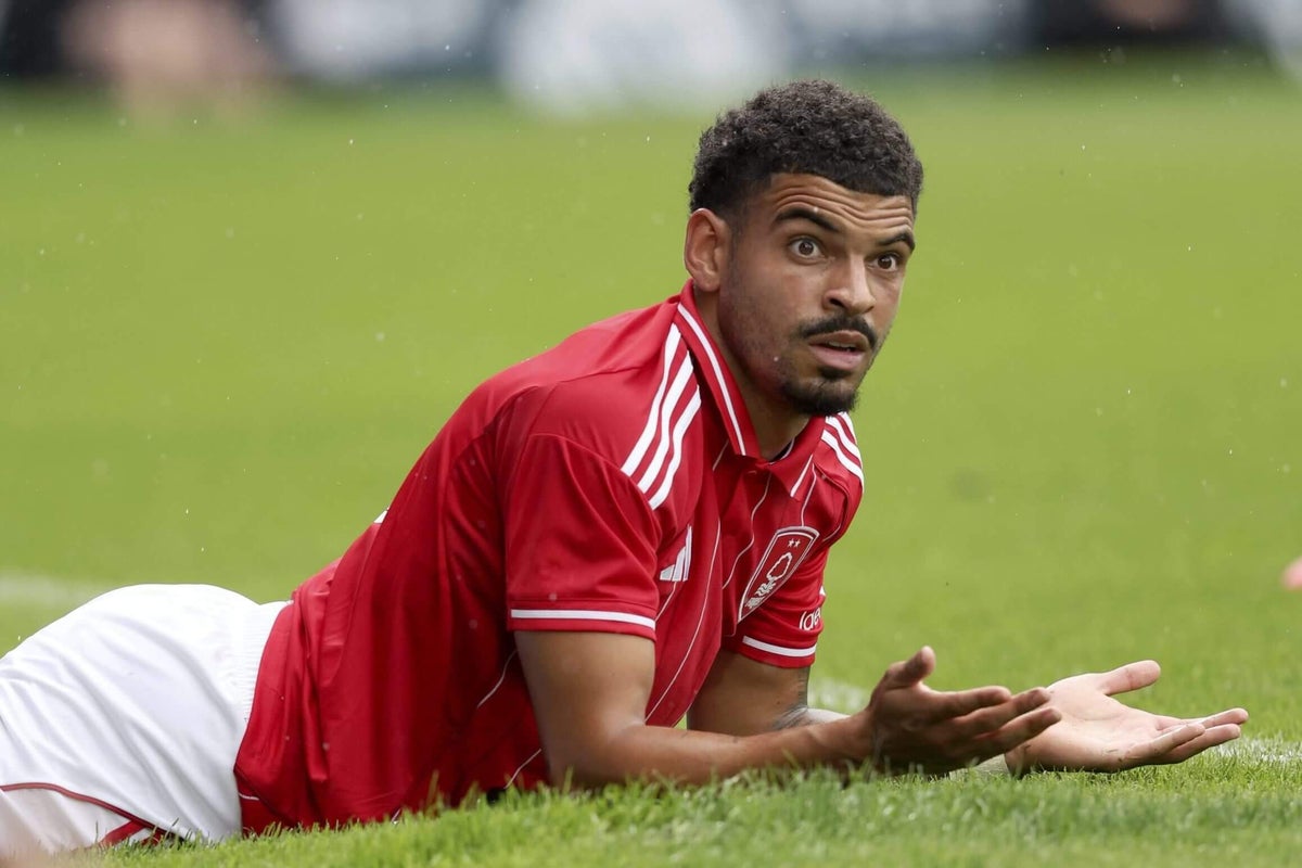 Morgan Gibbs-White retorna ao Nottingham Forest, mas futuro ainda é incerto