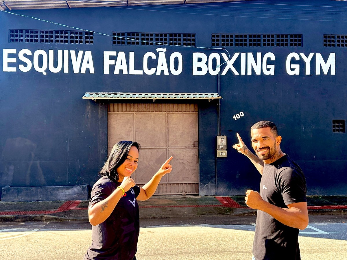 Esquiva Falcão inaugura academia e se torna professor de boxe no Brasil