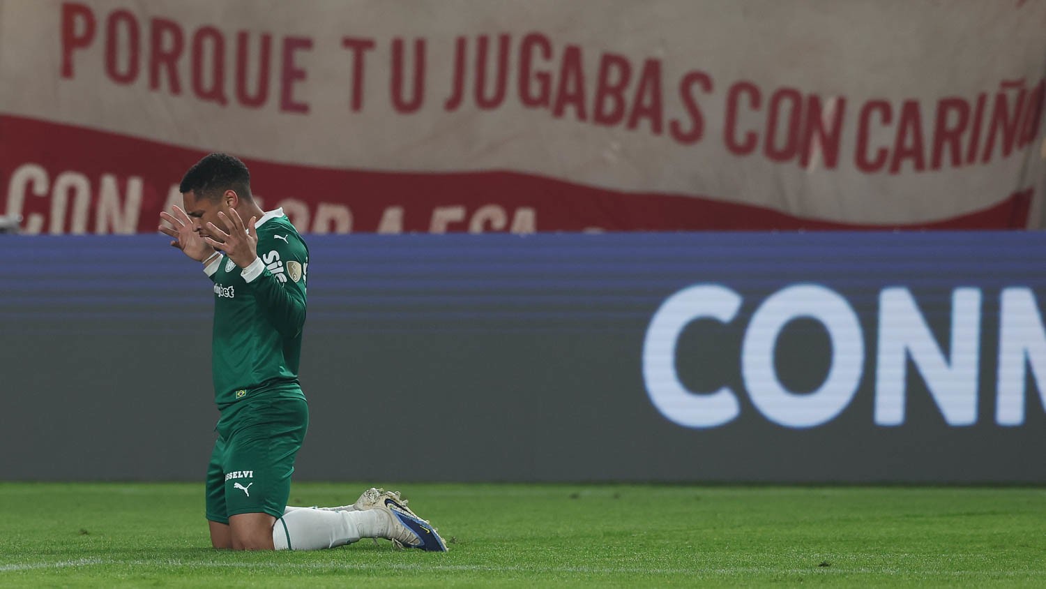 Vitor Roque se destaca em Lima e é elogiado por atuação impecável na Libertadores