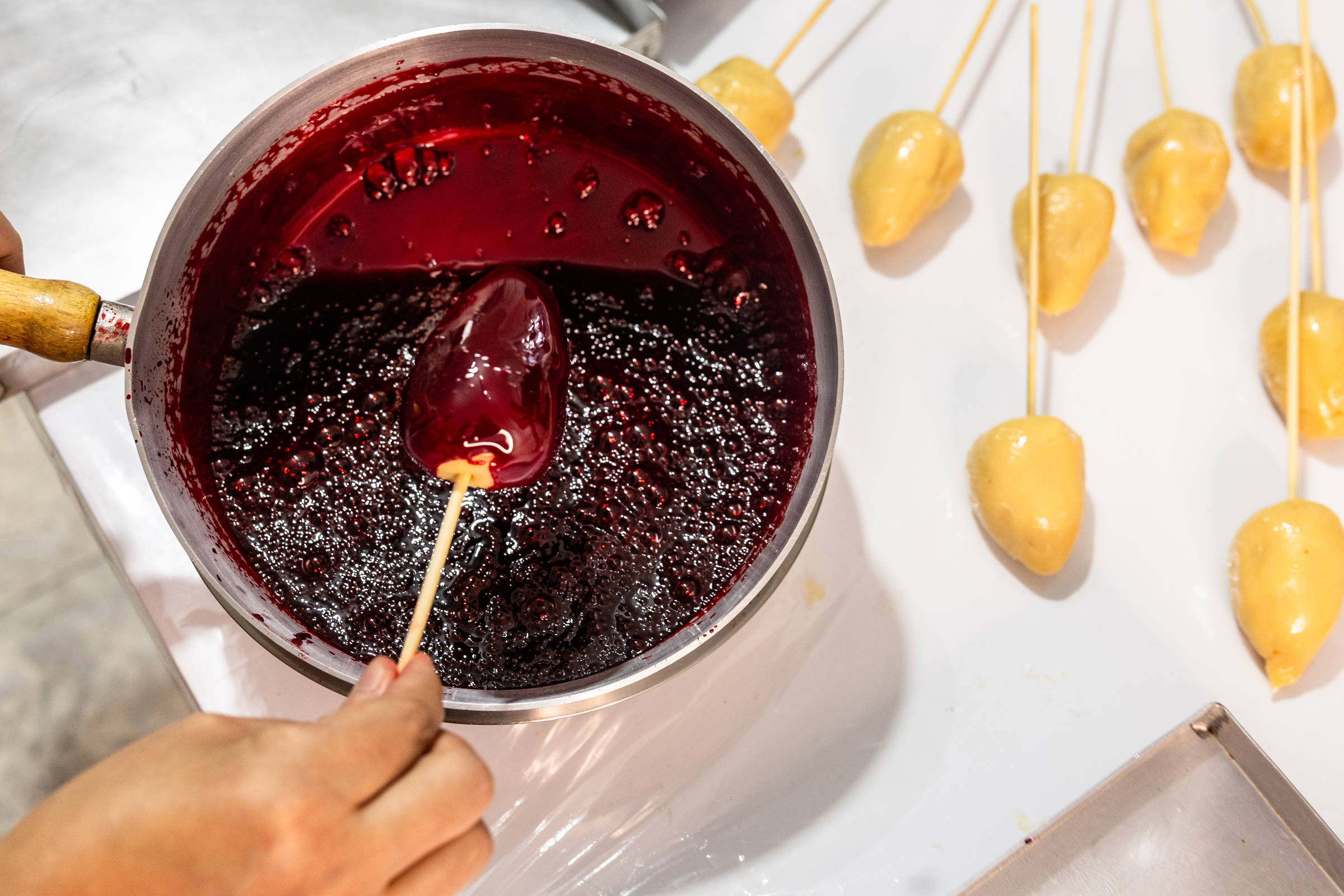 Conselho de odontologia alerta sobre riscos do morango do amor para a saúde bucal