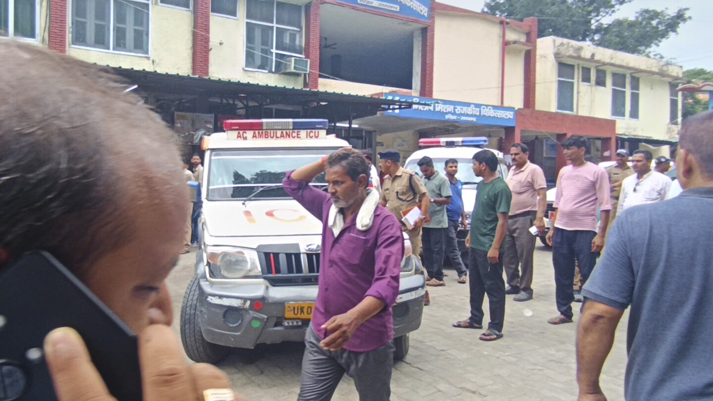 Multidão em templo hindu no norte da Índia provoca morte de pelo menos 6 pessoas