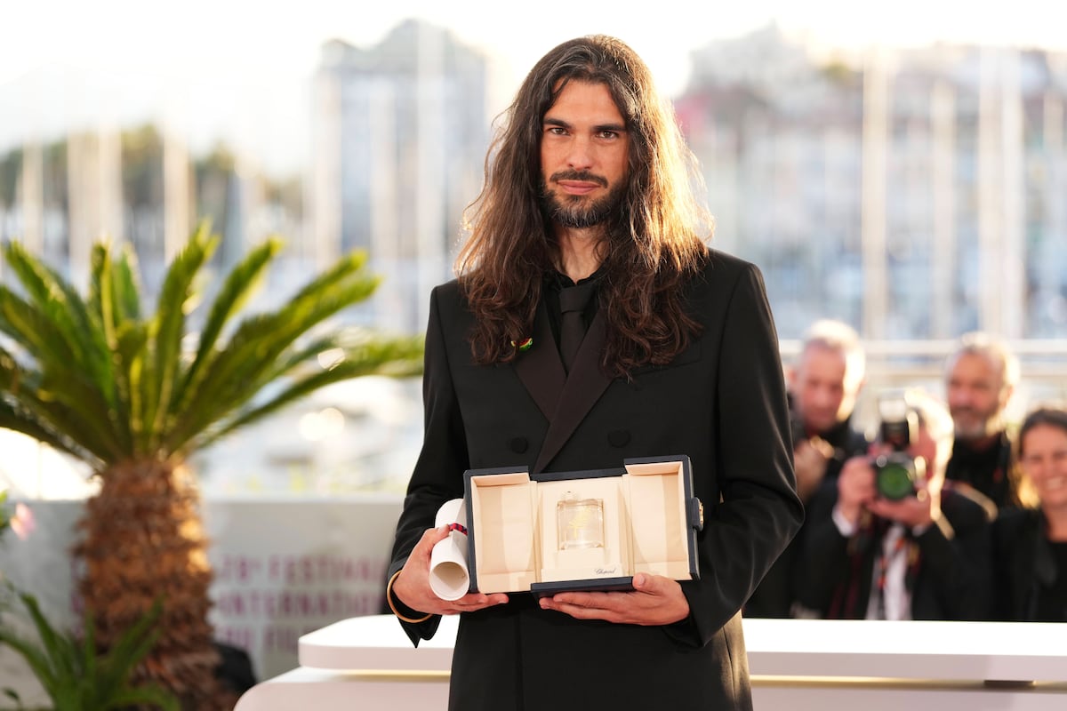 El director Óliver Laxe, ganador del premio del Jurado en Cannes con 'Sirāt', este sábado con su galardón. (Foto: Scott A Garfitt)