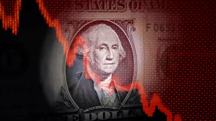 Dólar em queda enfrenta novos desafios após pior desempenho em 52 anos