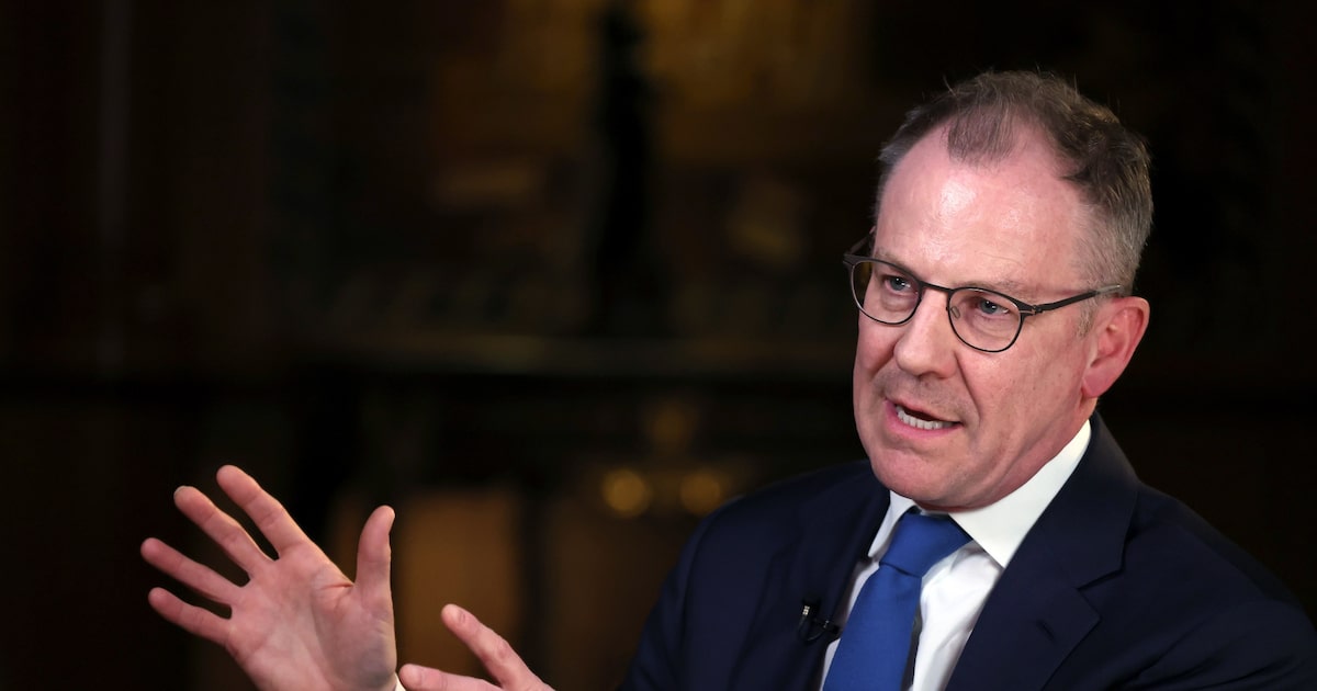 Michael Hartnett, do Bank of America, é um dos estrategistas mais escutados por investidores em Wall Street. Ações americanas estão com perdas acumuladas desde o fim de 2024. (Foto: Reprodução)