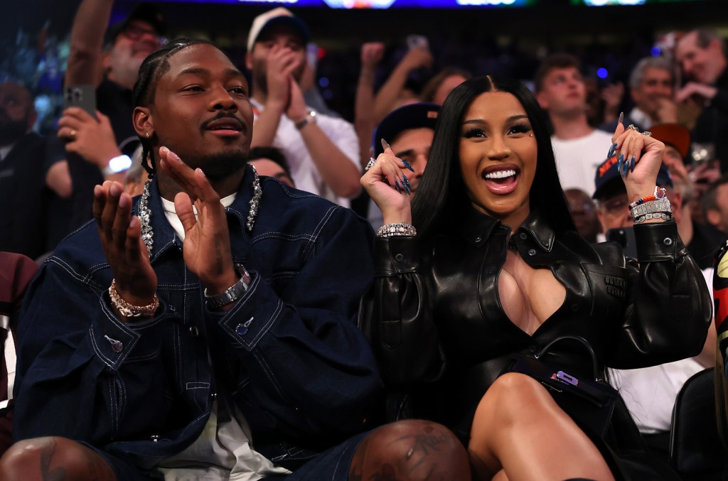 Cardi B e Stefon Diggs estavam juntos em um jogo do Knicks, em meio a rumores de namoro. (Foto: Reprodução)