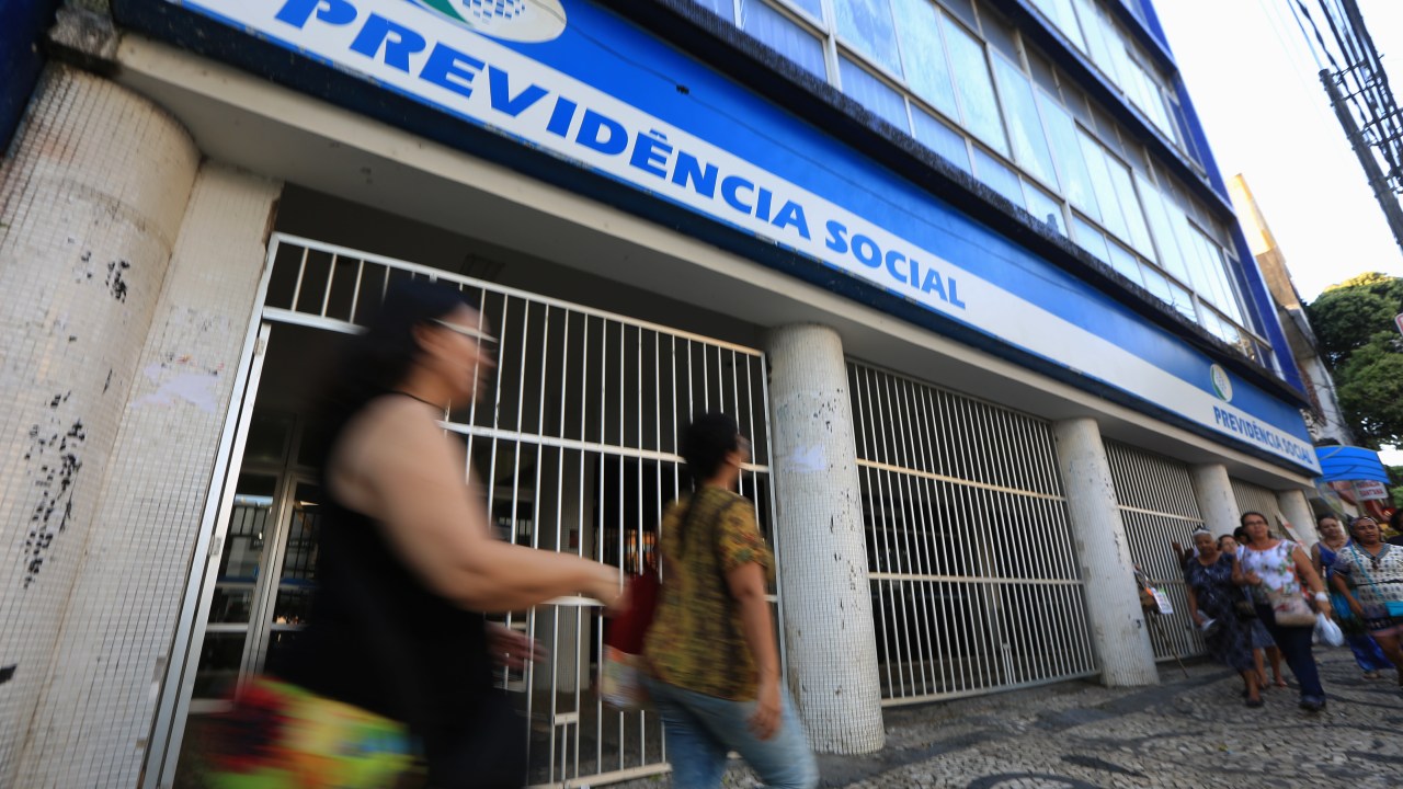Lula enfrenta crise na Previdência e investigações sobre fraudes em sindicatos