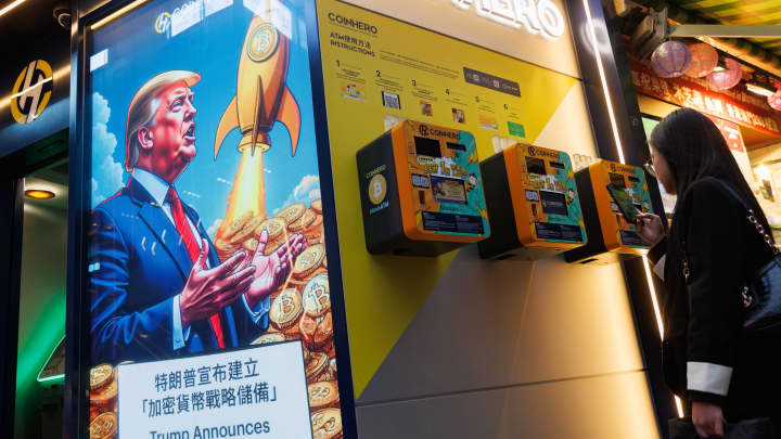 Trump promove revolução no setor de criptomoedas em seus primeiros 100 dias de governo