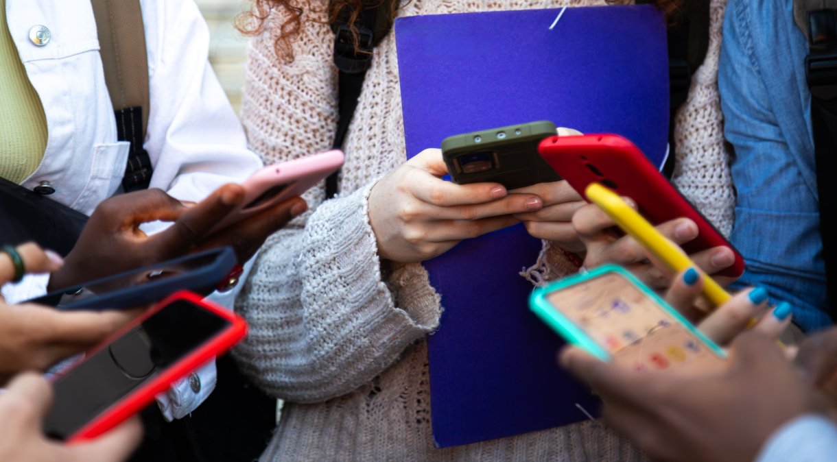 Nove em cada dez brasileiros acreditam que os jovens não têm apoio emocional e social suficiente (Foto: Daniel de la Hoz/GettyImages)