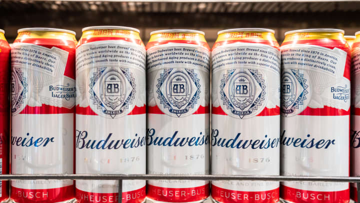 Ações da AB InBev despencam 9% devido à queda nas vendas globais