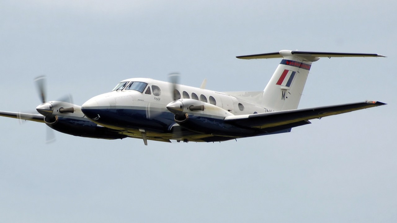 Avião pequeno cai em área rural próxima a Londres e provoca preocupação