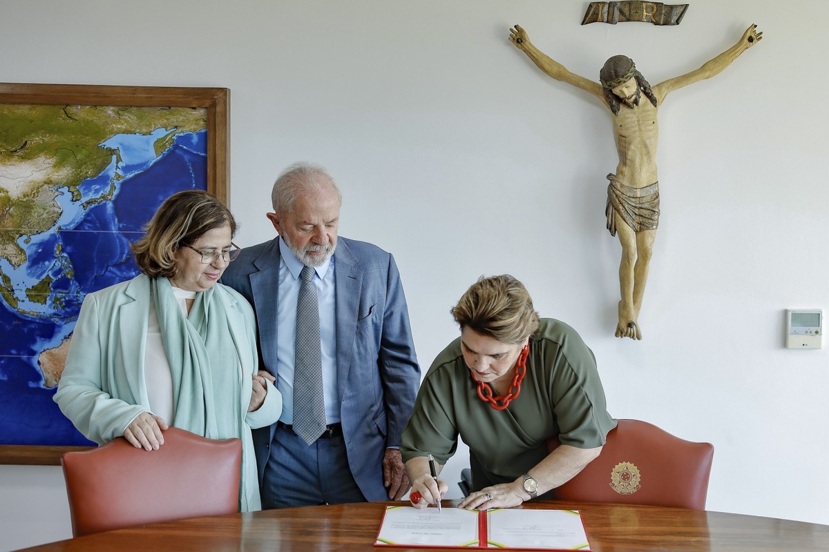 Ministra é empossada oficialmente após mais de três semanas de espera