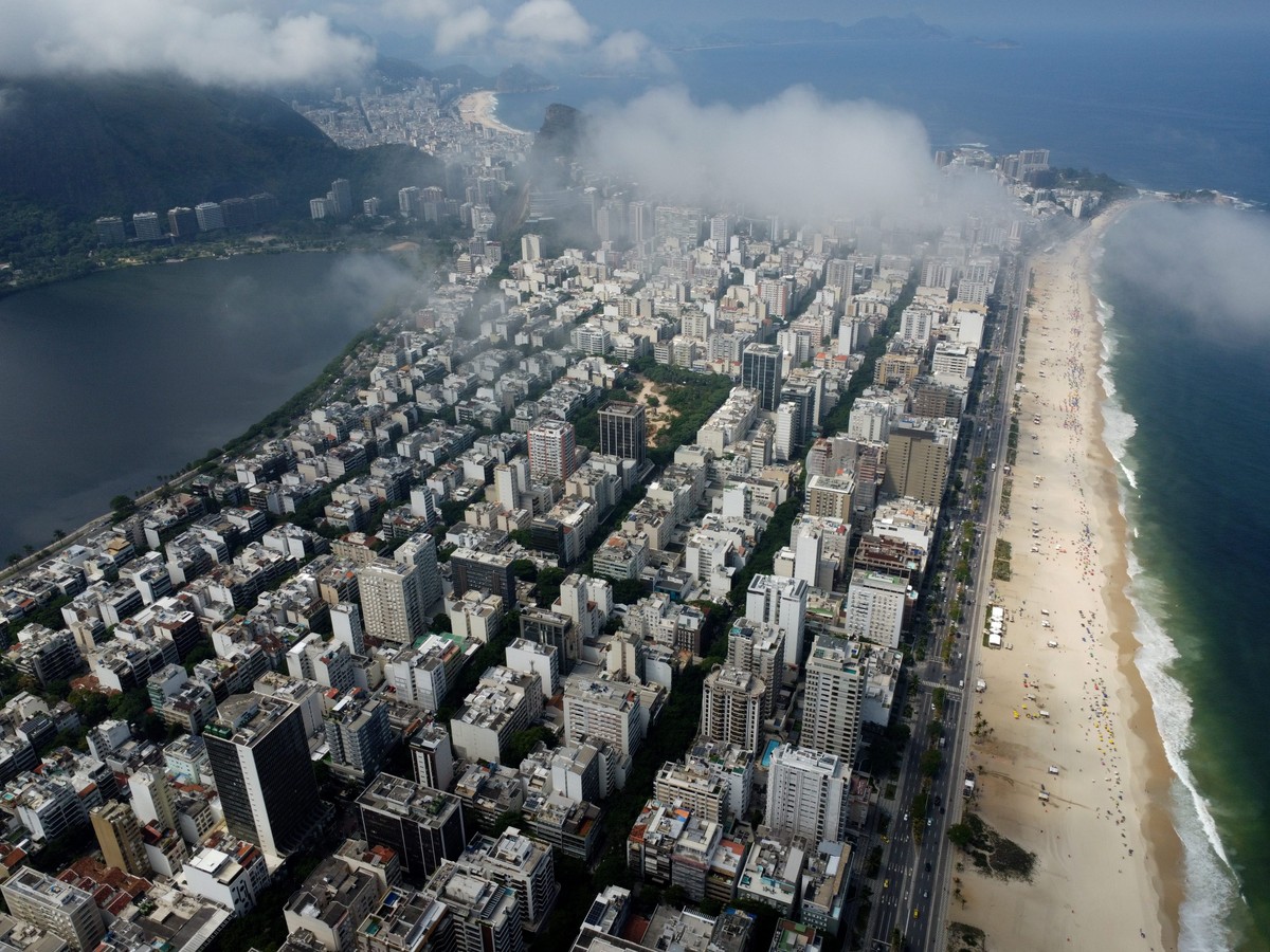 Vista aérea de Ipanema, bairro da Zona Sul que fica entre a praia e a Lagoa Rodrigo de Freitas. (Foto: Custódio Coimbra / Agência O Globo)
