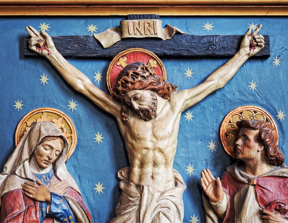 Crucificação de Jesus retratada em arte sacra com Maria, sua mãe, e o apóstolo João aos pés da cruz.  (Reprodução: Creative Commons)