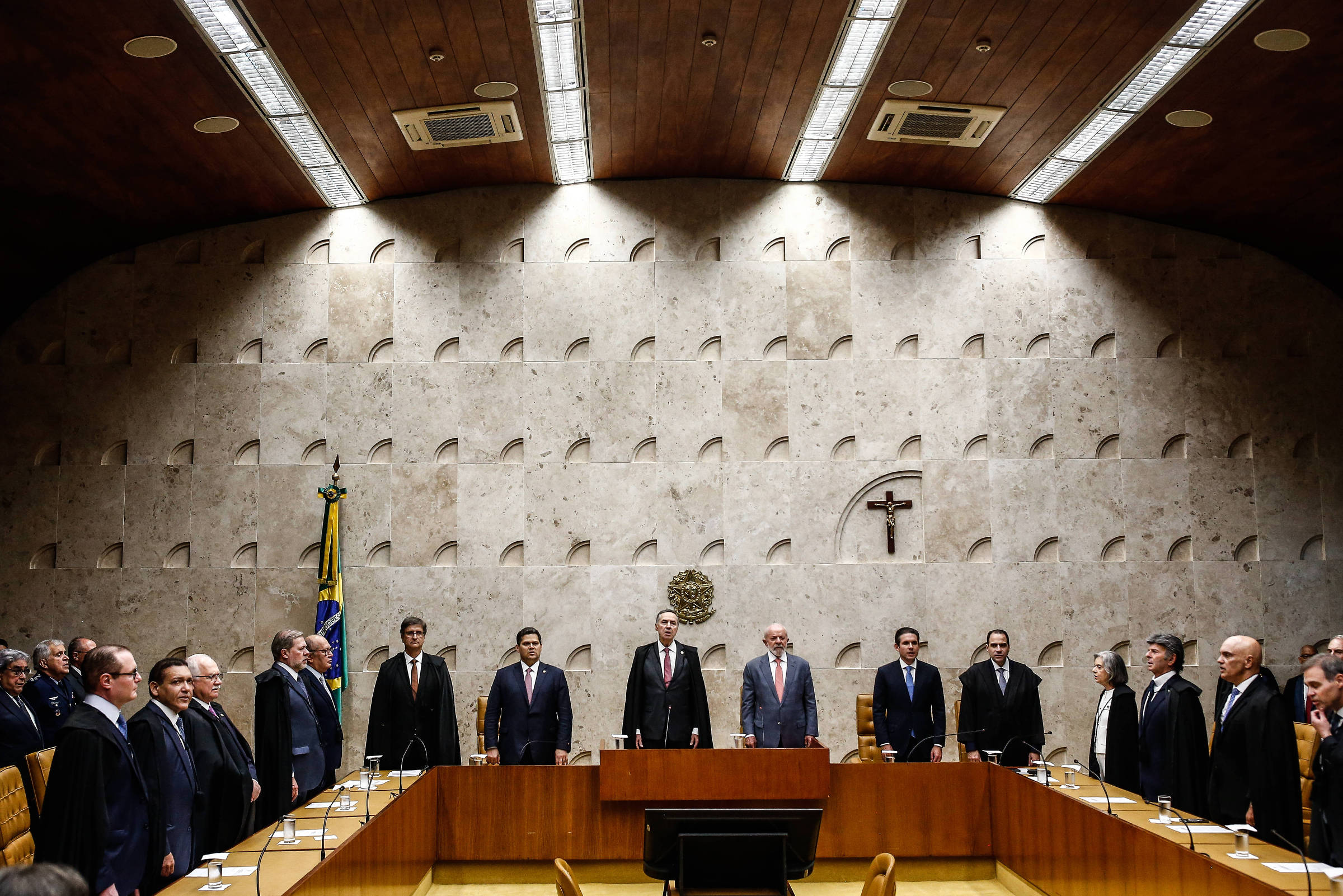 O presidente do Supremo Tribunal Federal, Luis Roberto Barroso, abre o ano judiciário com a presença do presidente Lula e os presidentes do Senado e da Câmara, Davi Alcolumbre e Hugo Motta (Foto: Gabriela Biló - 3.fev.25/Folhapress)