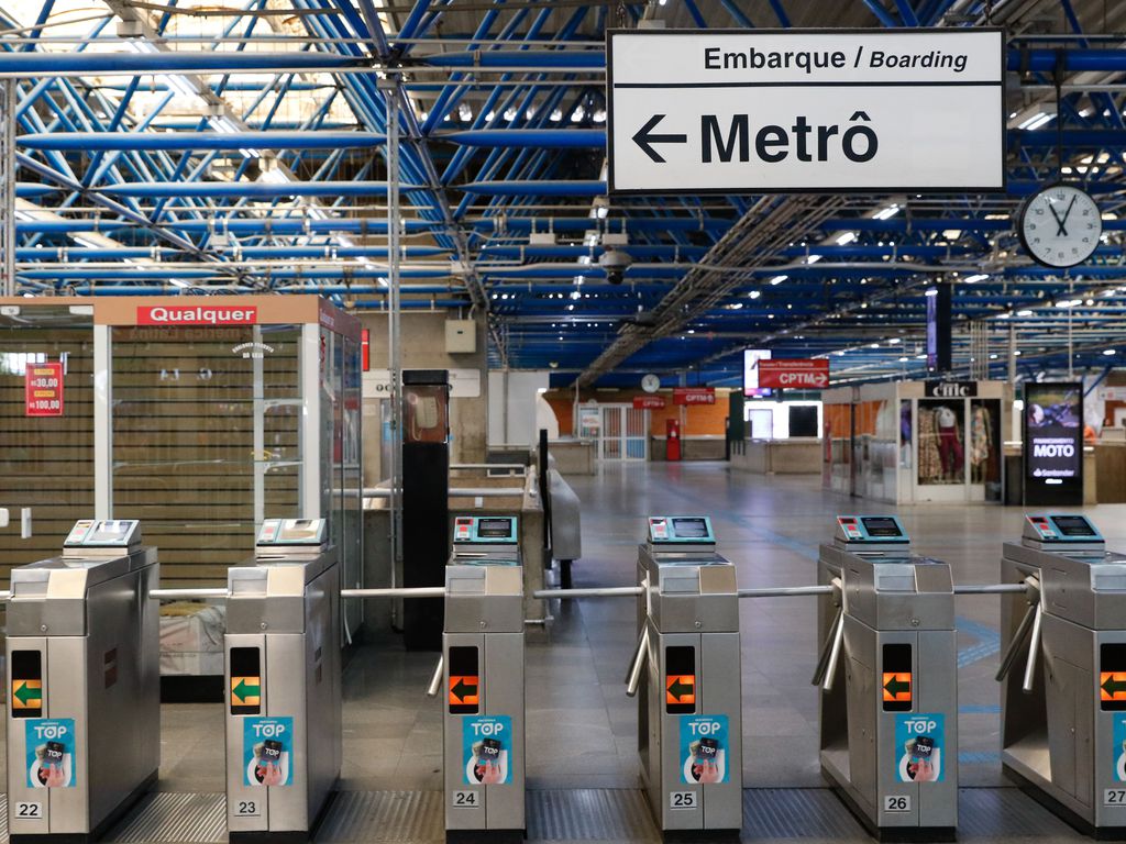 Metrô de São Paulo enfrenta caos com falha no sistema e passageiros reclamam de lotação