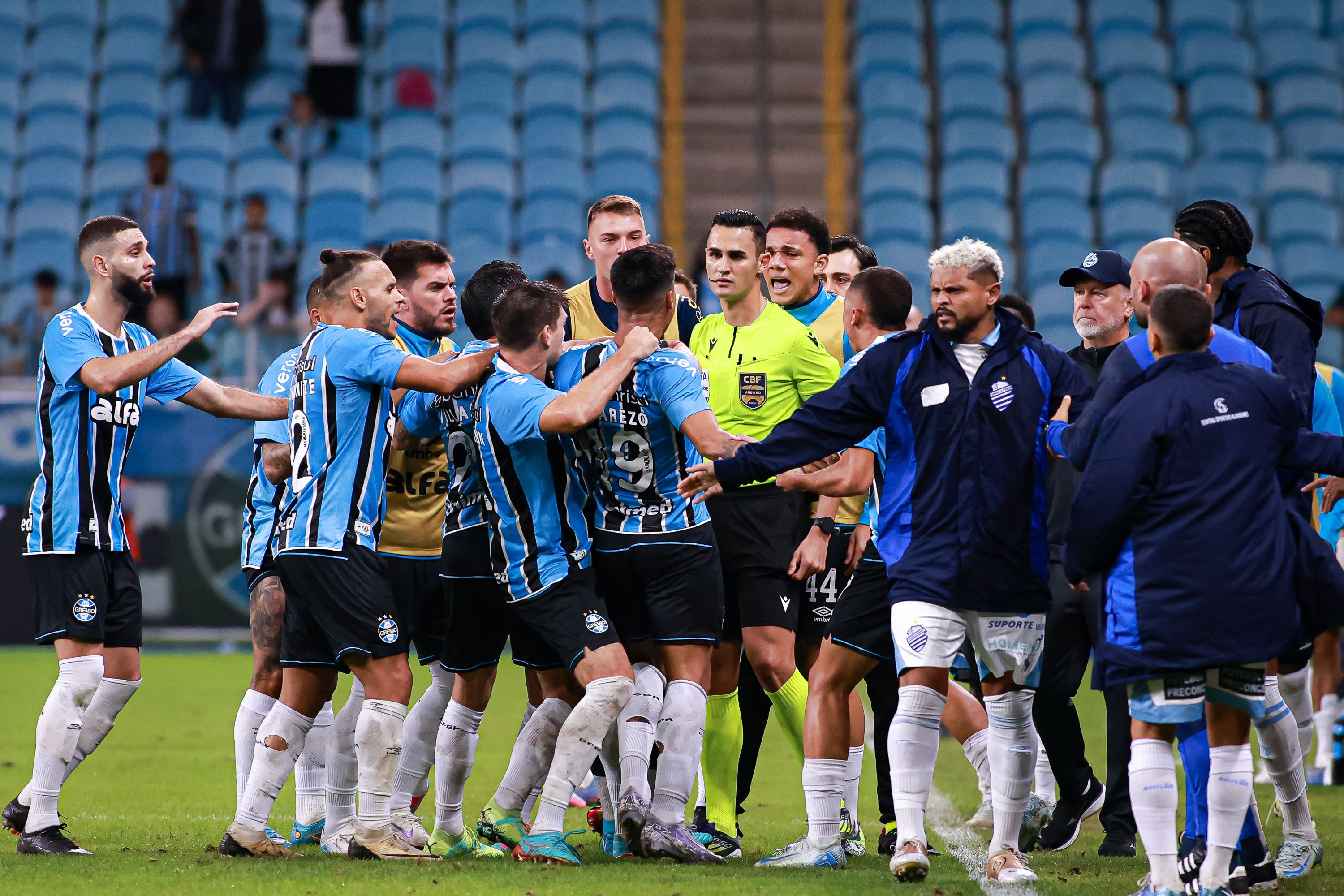 Gol anulado gera polêmica com confusão no VAR e expulsão no final do jogo
