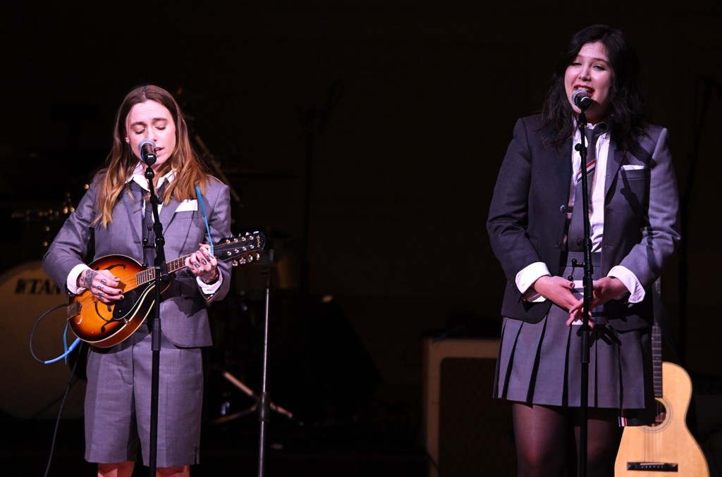 Lucy Dacus falou sobre o que a deixa "desconfortável" em relação às especulações sobre seu romance com Julien Baker. (Foto: Reprodução)
