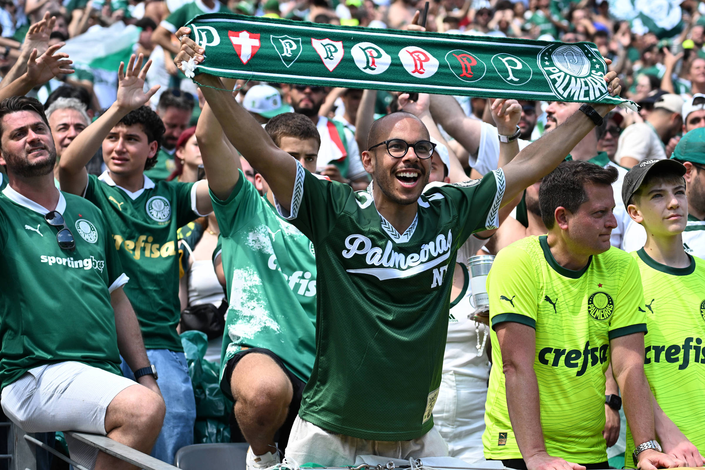 Futebol impulsiona 61% dos brasileiros a realizarem compras, aponta pesquisa