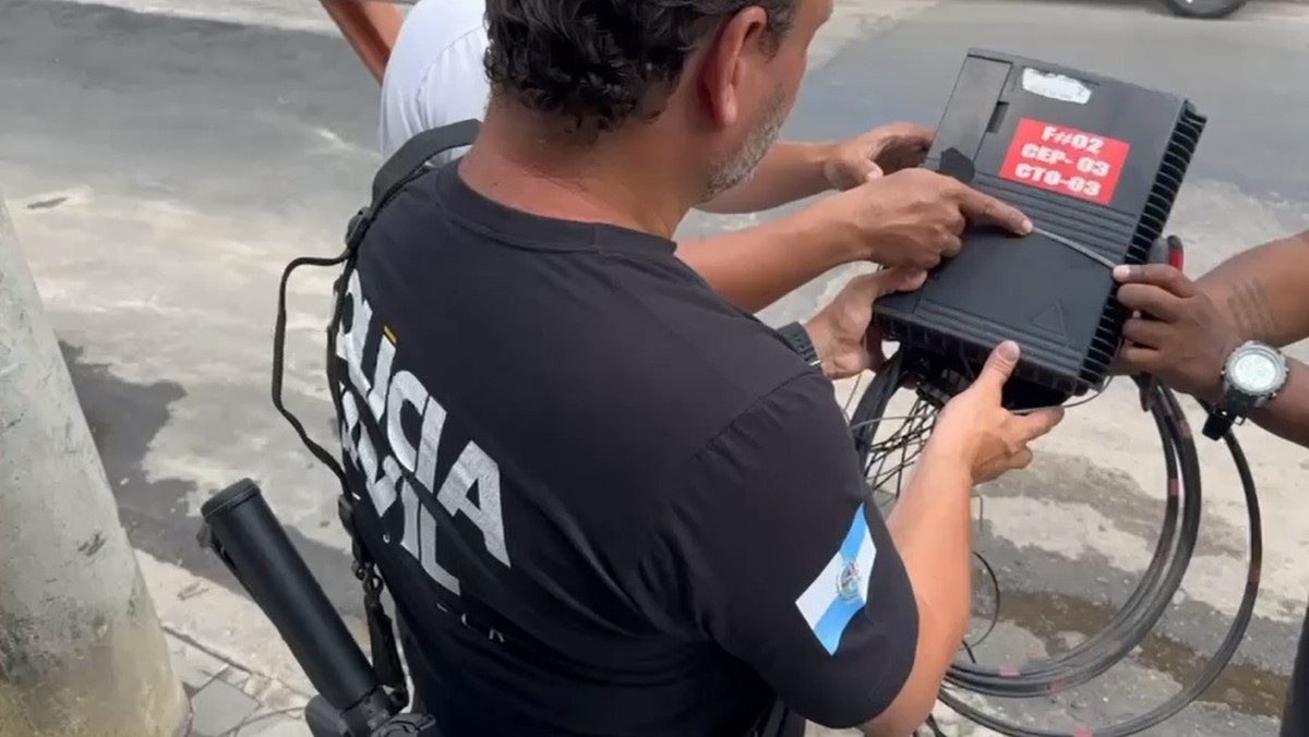 Equipamento encontrado por policiais em Realengo, na Zona Oeste do Rio, estava ligado à facção criminosa Amigo dos Amigos (ADA). (Foto: Reprodução)
