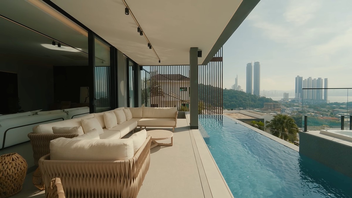 Mansão de R$ 28 milhões em Balneário Camboriú encanta com vista deslumbrante para o mar