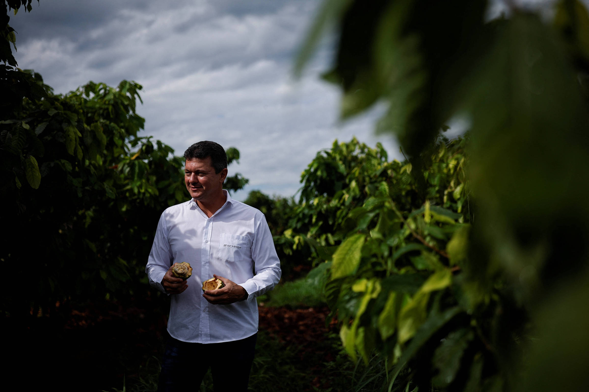 Produtor de cacau Moisés Schmidt em sua propriedade no oeste da Bahia. (Foto: Amanda Perobelli/Reuters)
