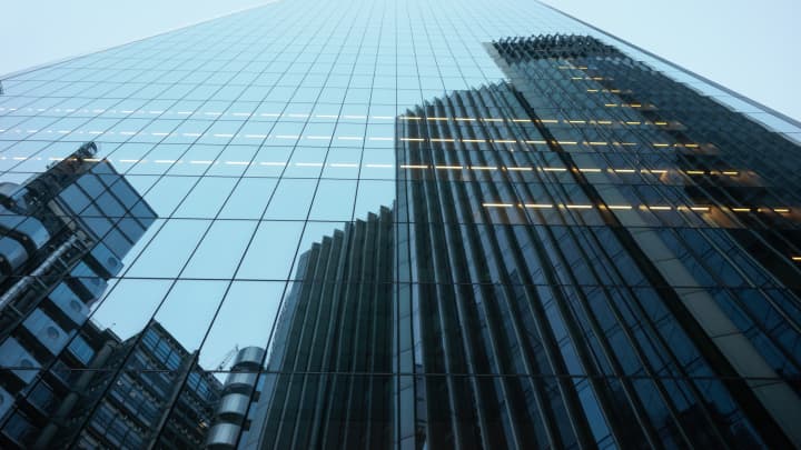 Tarifas afetam duramente empresas europeias; setores em destaque nas próximas divulgações