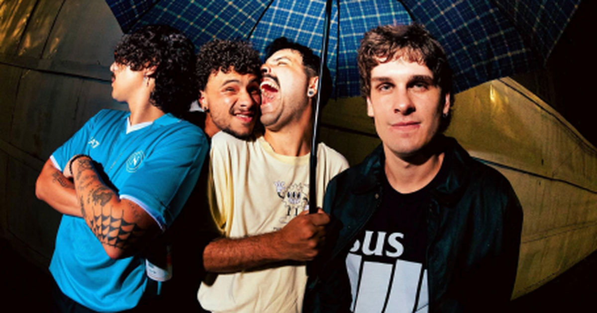 Foto de um grupo de pessoas em uma praia durante o pôr do sol. (Foto: Reprodução)