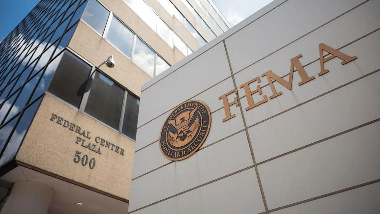 FEMA libera recursos para estados detiverem imigrantes indocumentados