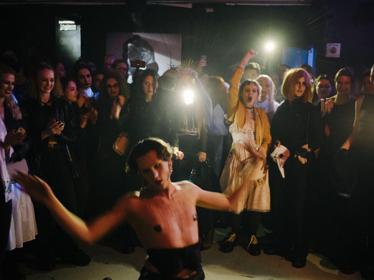 Show de Halloween com drag queens em clube gay de Moscou, em outubro de 2022, antes de novas leis que restringem ainda mais os direitos LGBTQ+ na Rússia (Foto: Nanna Heitmann/The New York Times)