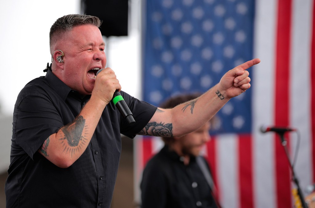 Dropkick Murphys critica Donald Trump em show com homenagem a Jeffrey Epstein