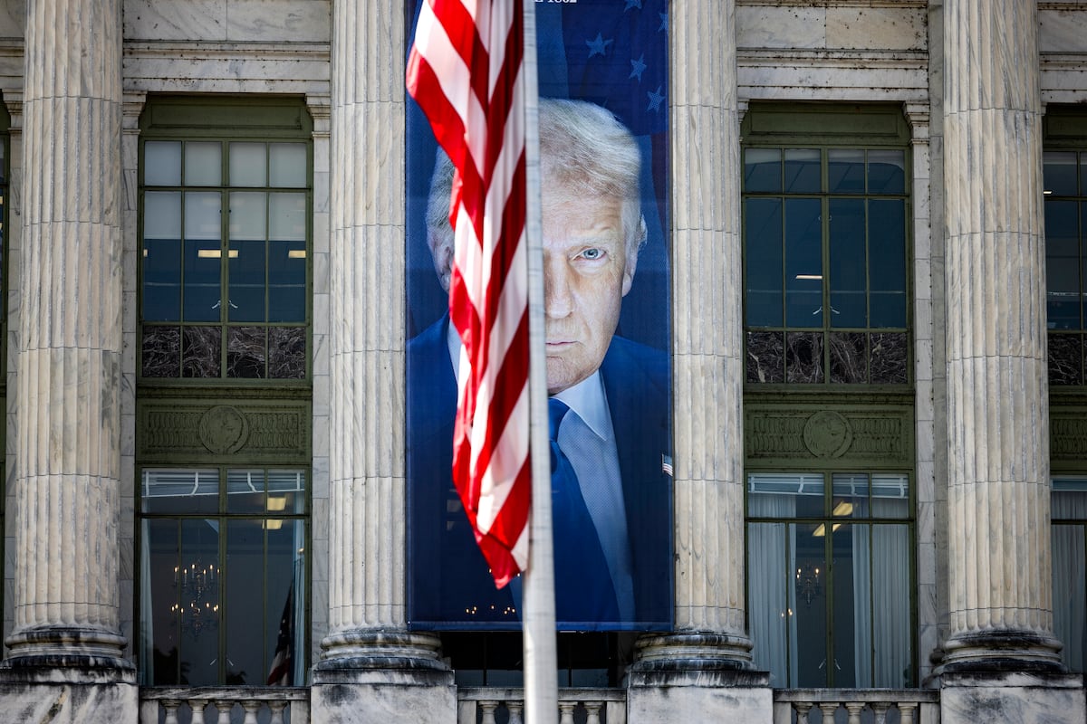 Uma lona com a imagem de Donald Trump, instalada no Departamento de Agricultura dos Estados Unidos, em Washington. (Foto: JIM LO SCALZO - EFE)