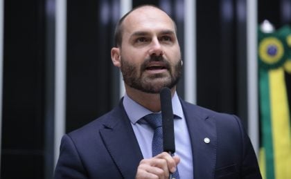 PT apresenta novo pedido de prisão contra Eduardo Bolsonaro por supostas irregularidades