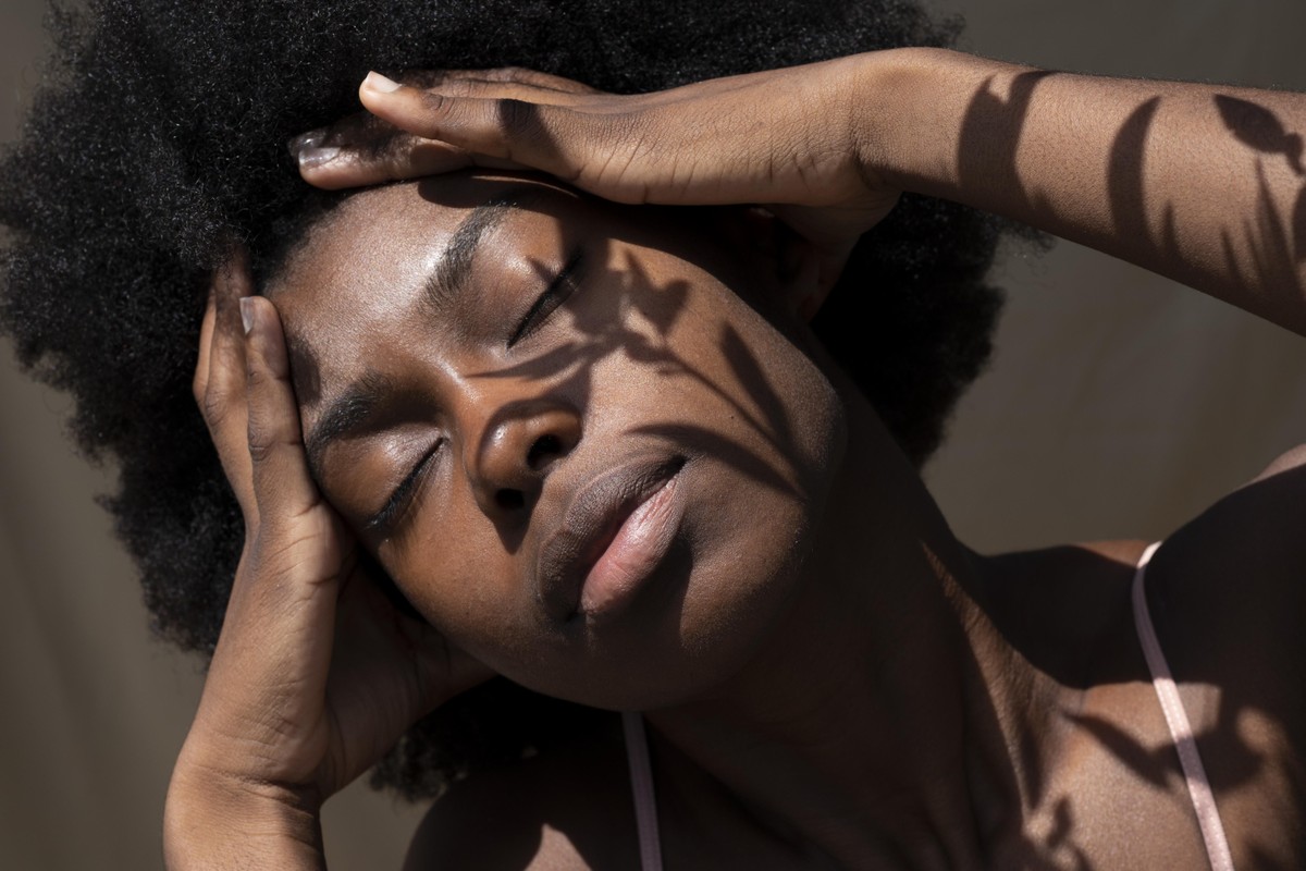Não se trata mais de mascarar imperfeições, e sim de exibir uma cútis naturalmente luminosa, com textura suave e brilho de orvalho matinal. (Foto: Freepik)