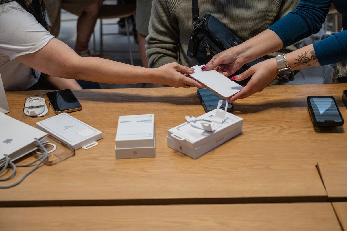 Corrida às lojas para comprar produtos da Apple antes que aumentem por causa das tarifas de Trump (Foto: Bloomberg)