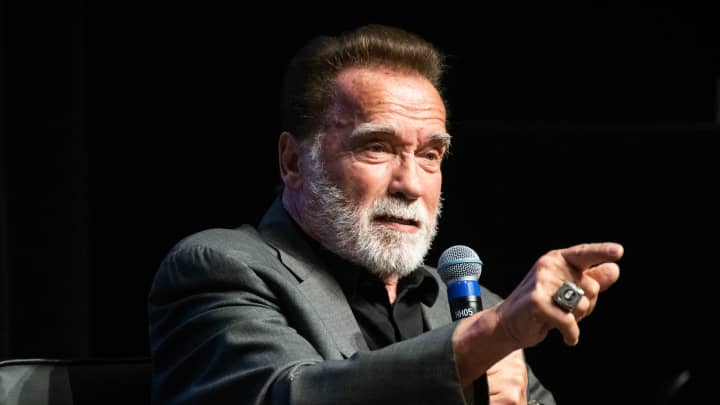 Arnold Schwarzenegger defende a importância do movimento para a saúde na terceira idade