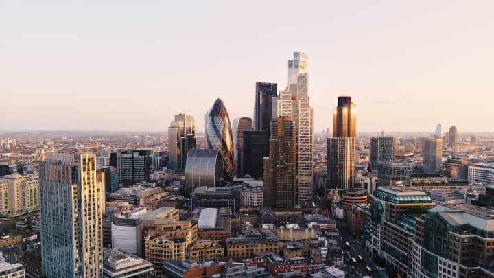 Bolsa europeia deve abrir em alta enquanto investidores acompanham turbulências no Reino Unido